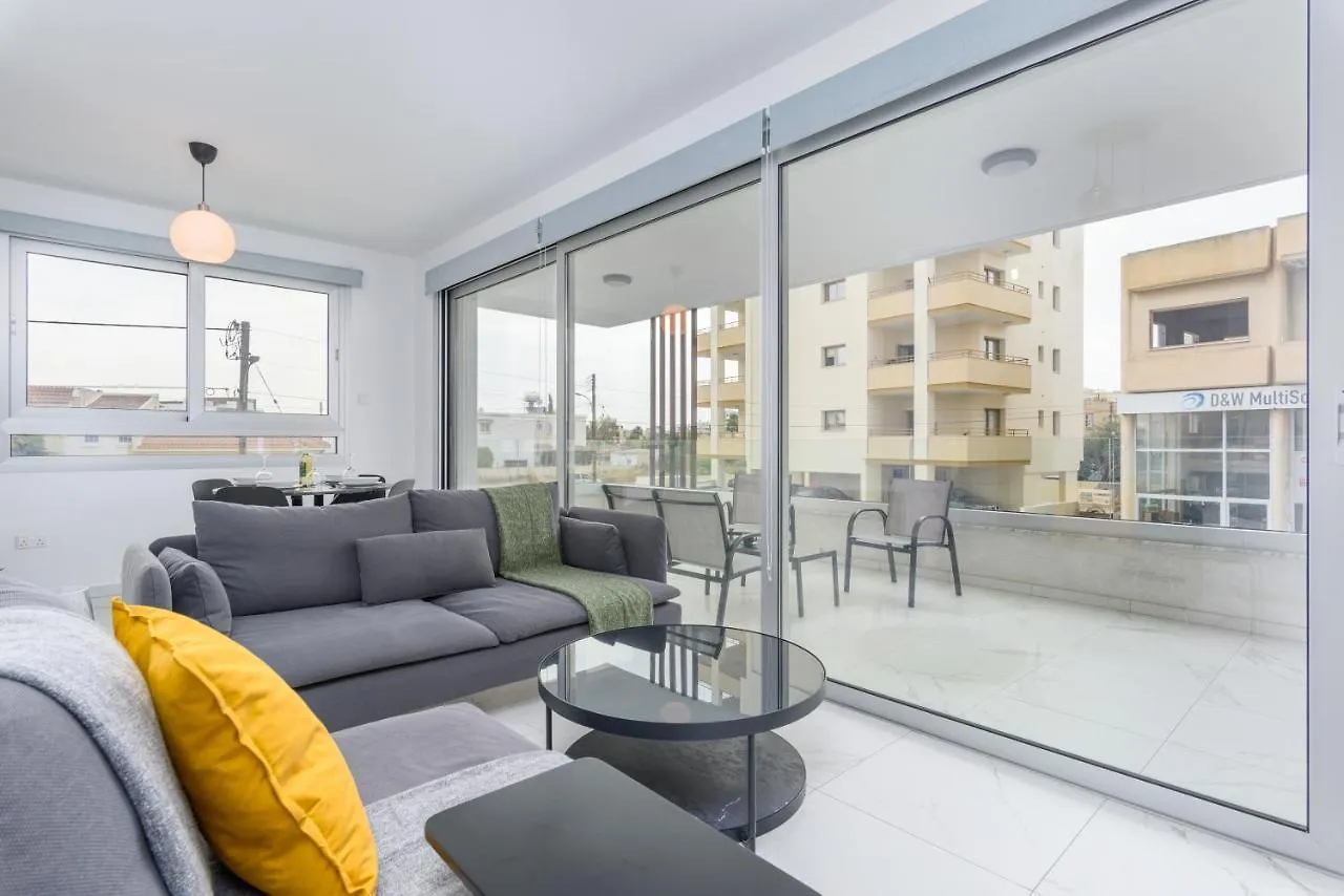 Mirage 2-Br Apartment In 拉纳卡