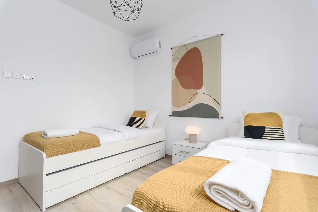 Mirage 2-Br Apartment In 拉纳卡